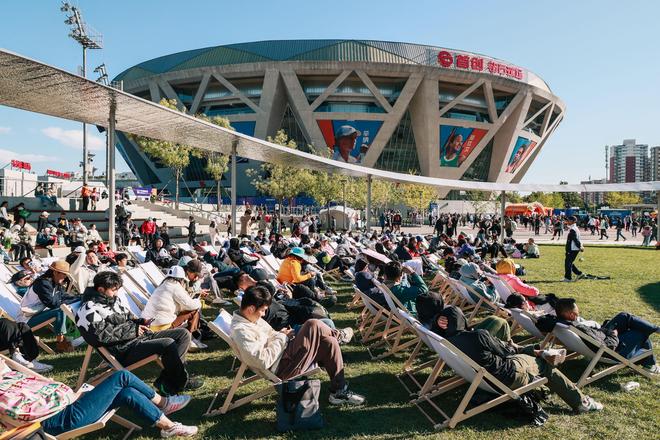 上下客, 网球造型装, 自驾观众也