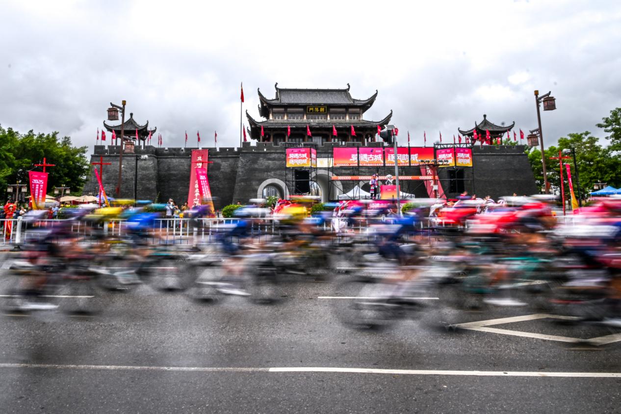 冠的两位车, 崇左